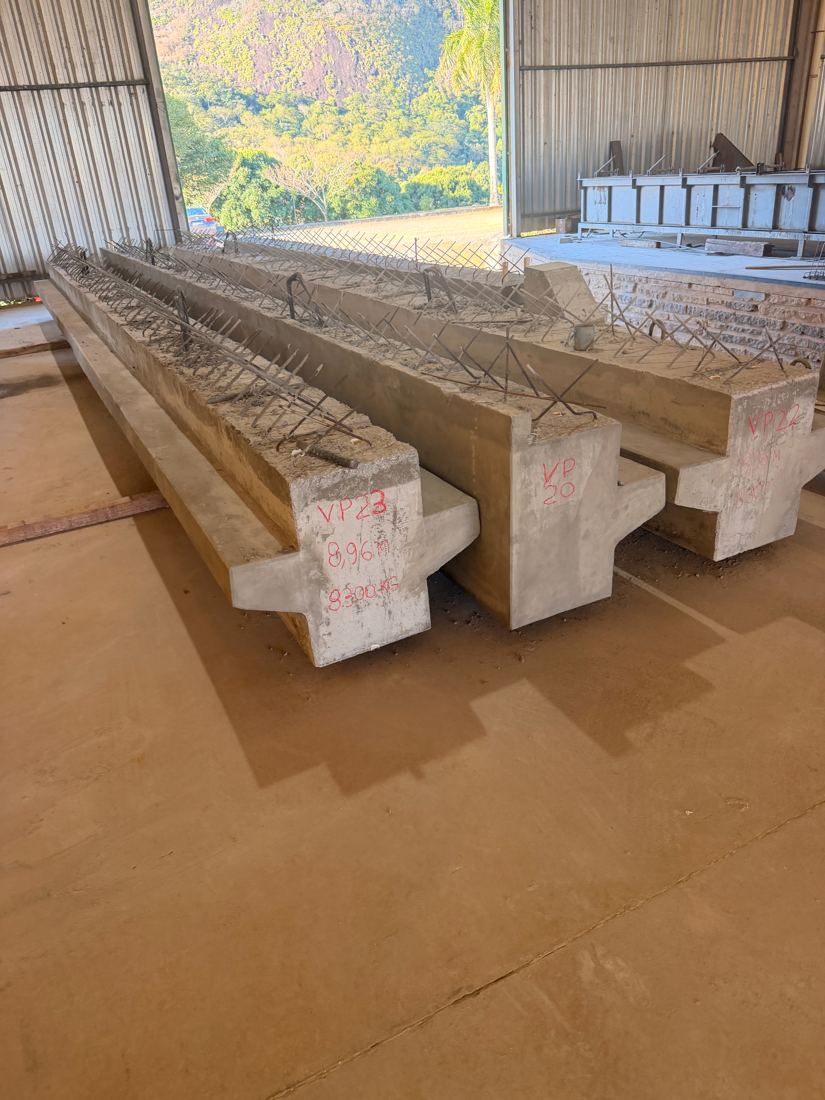 Pilares prontos na fábrica VIX em Serra – ES.